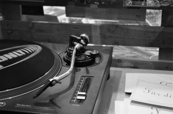 イケてるDJは、スクラッチや二枚使いで擦りまくり！かっこいい 
