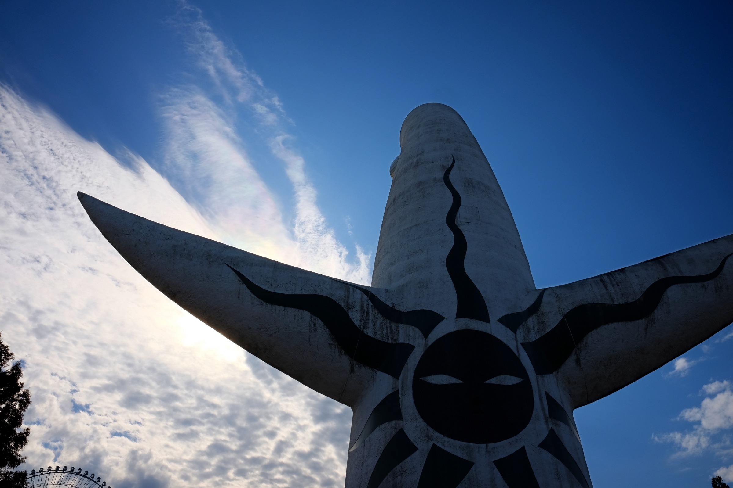 太陽の塔（黒い太陽）と彩雲 | 一夜語（ひとよがたり）