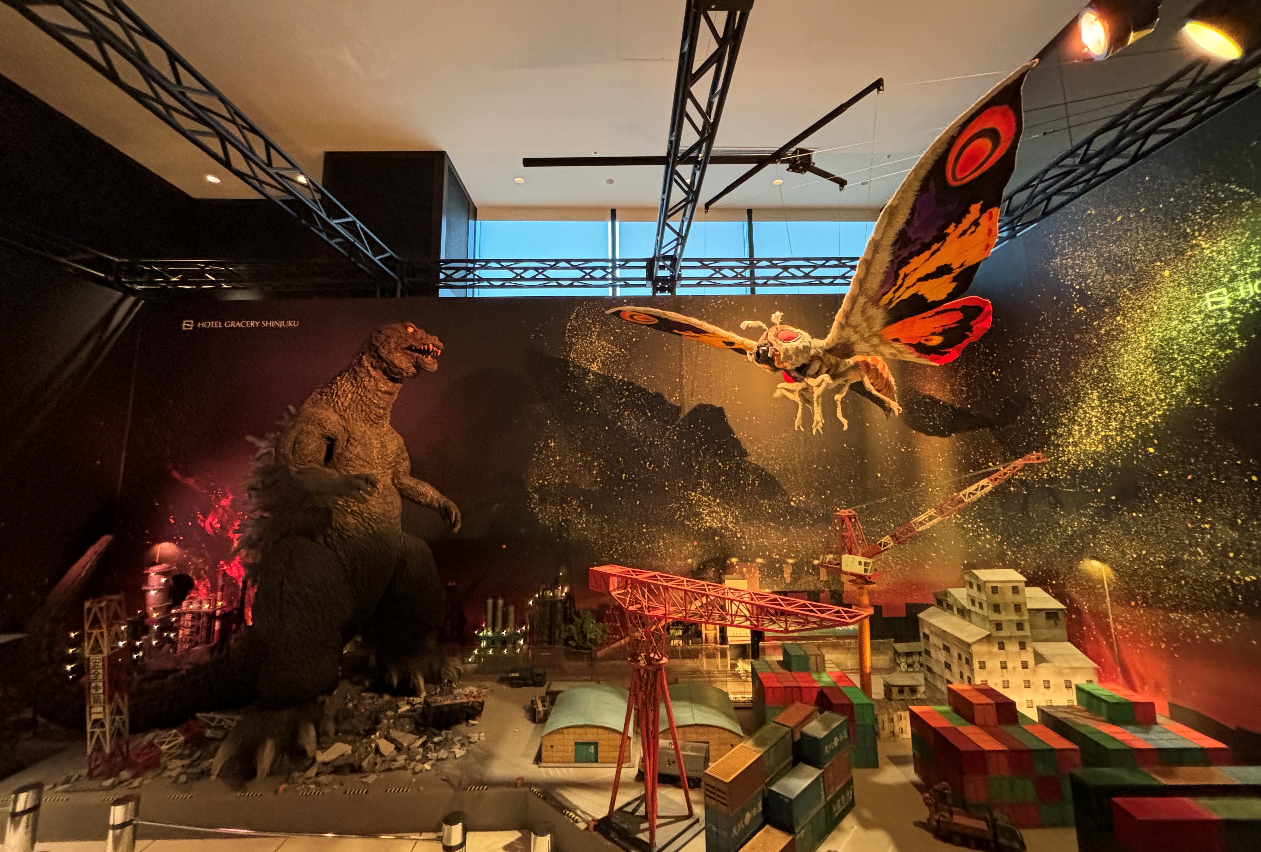 ゴジラとモスラの鳴き声が響く！2025年第一弾ジオラマ登場 ＠ ホテル