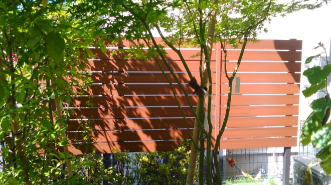 リビングの窓を開けたい 目隠しフェンス 株式会社ブリックアート 相模原営業所