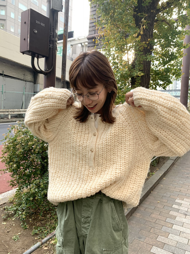 ヘンリーネックニット Akira Moussy