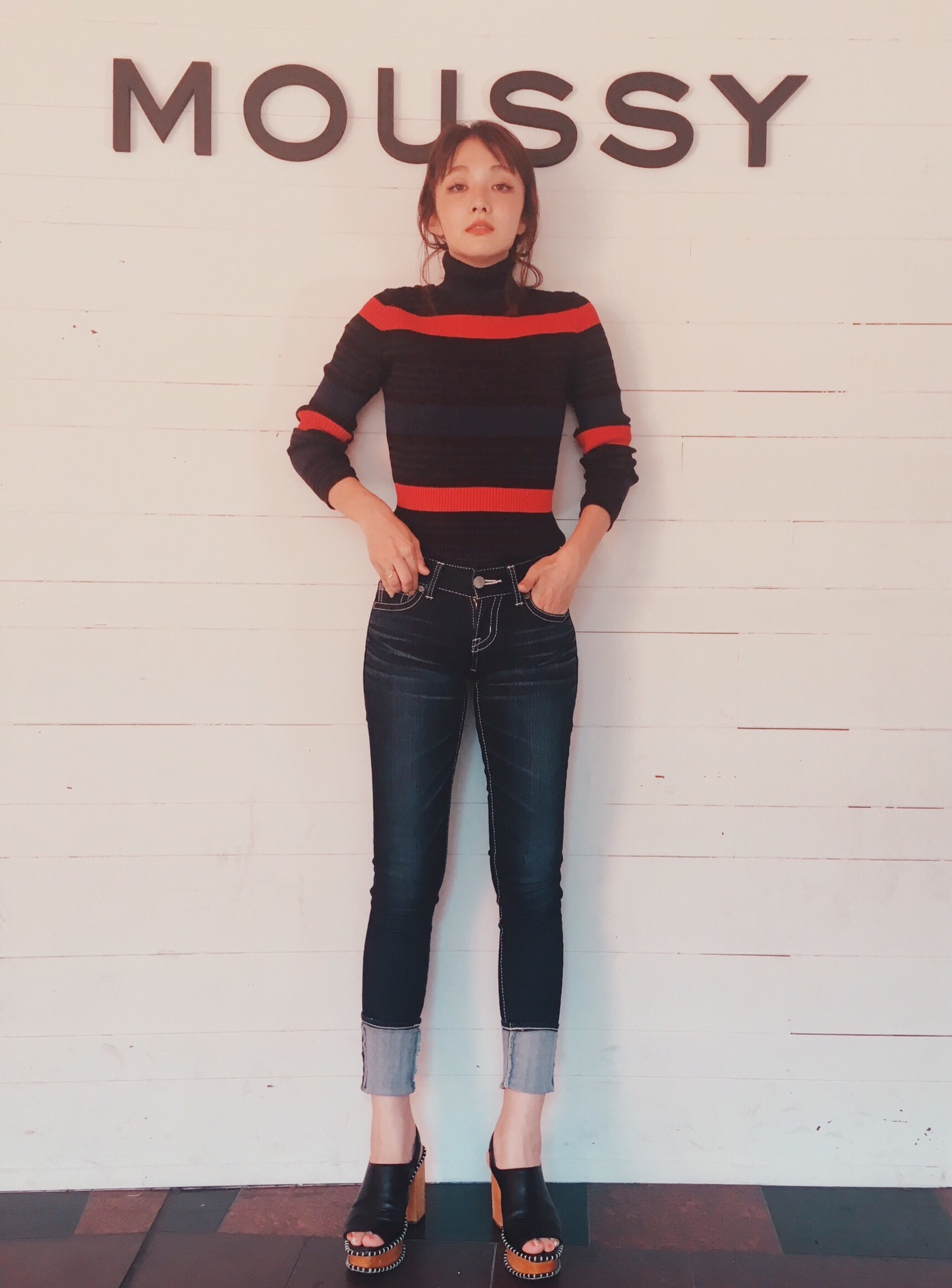 【超希少】MOUSSY POWDER SKINNY スキニーデニム 脚長効果 超希少】MOUSSY POWDER SKINNY スキニーデニム 脚長効果 - メルカリ