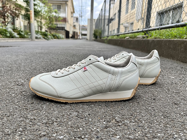 お洋服に合わせやすいワントーンカラーの大人スニーカー『PAMIR