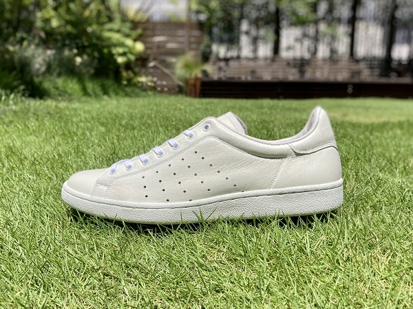 スラっとしたシルエットのコート系スニーカー『PUNCH 14 WHT