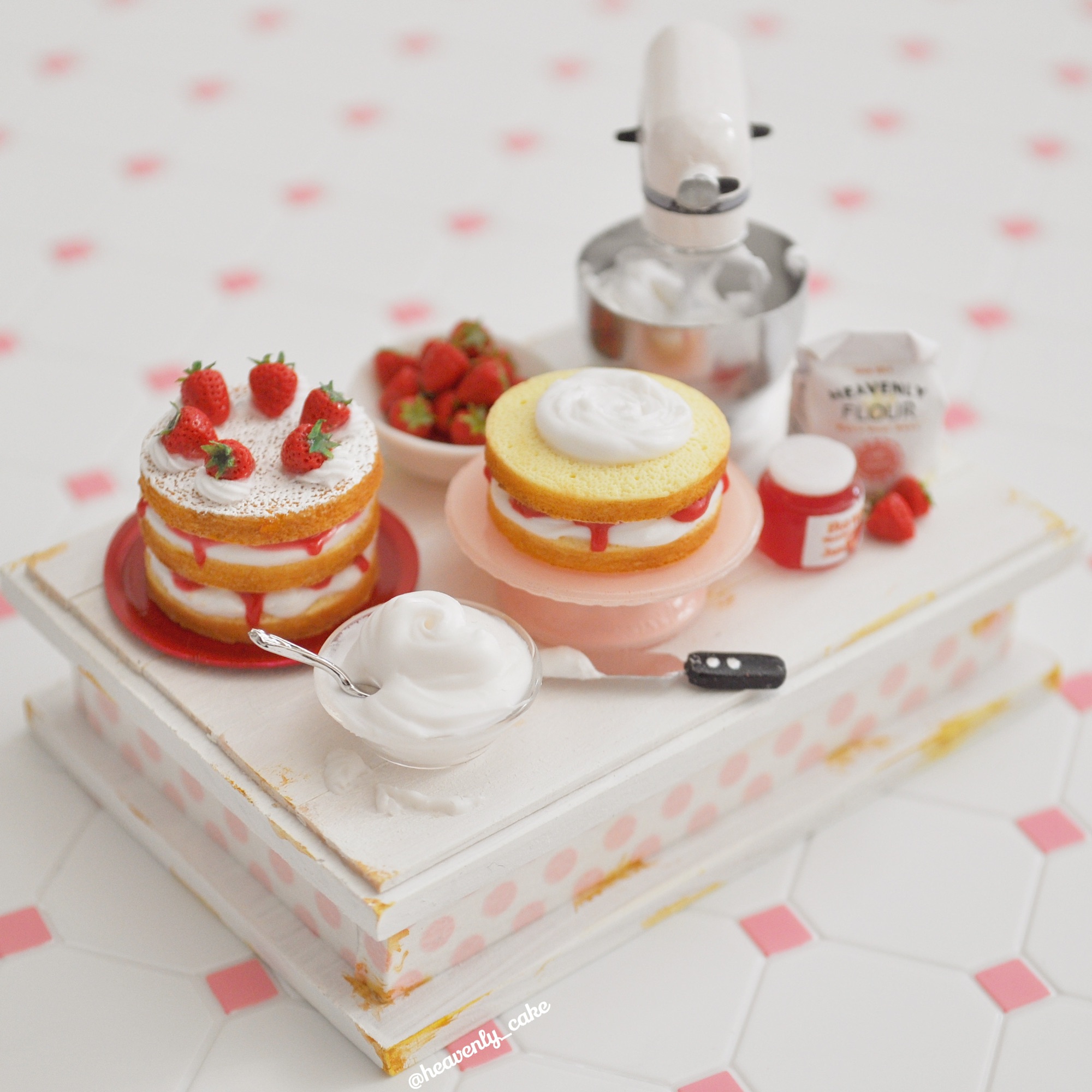 苺ネイキッドケーキのメイキングシーン | HeavenlyCake miniatures