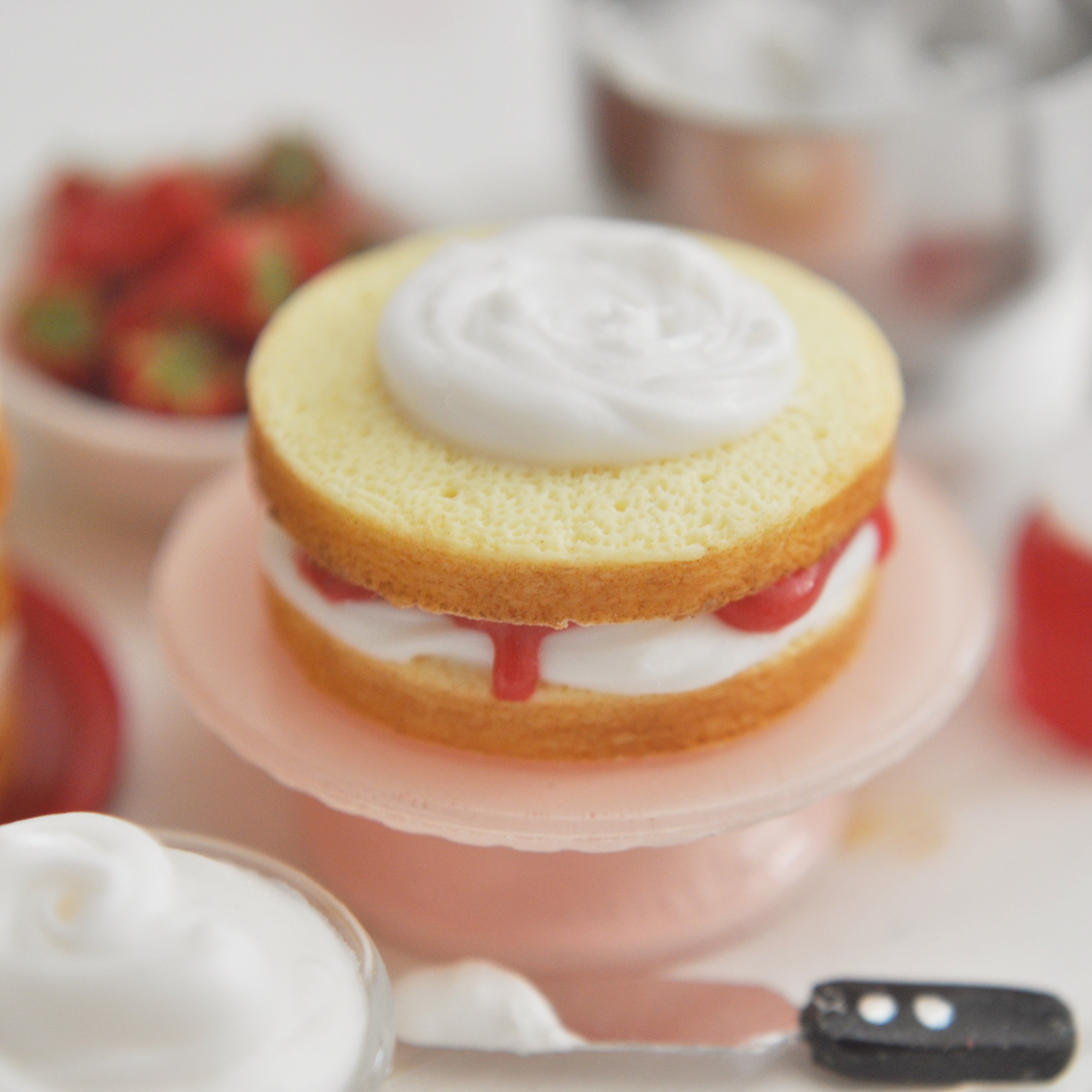 苺ネイキッドケーキのメイキングシーン | HeavenlyCake miniatures