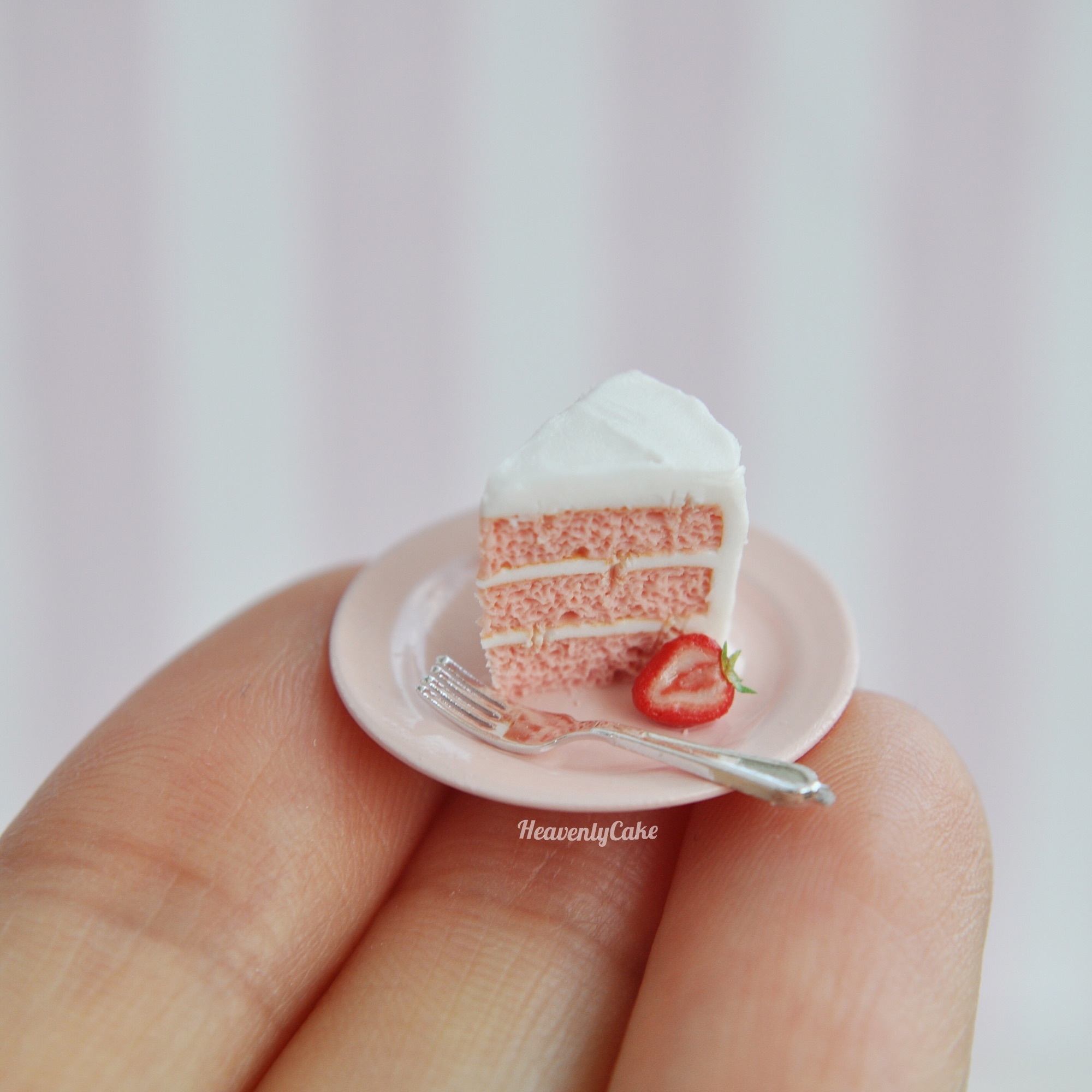 ストロベリーピンクケーキ🍓 | HeavenlyCake miniatures ストロベリーピンクケーキ🍓 | HeavenlyCake miniatures