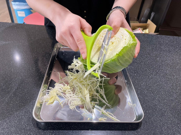 Effortlessly shred cabbage with our plastic slicer - Kitchen gadget –  pocoro