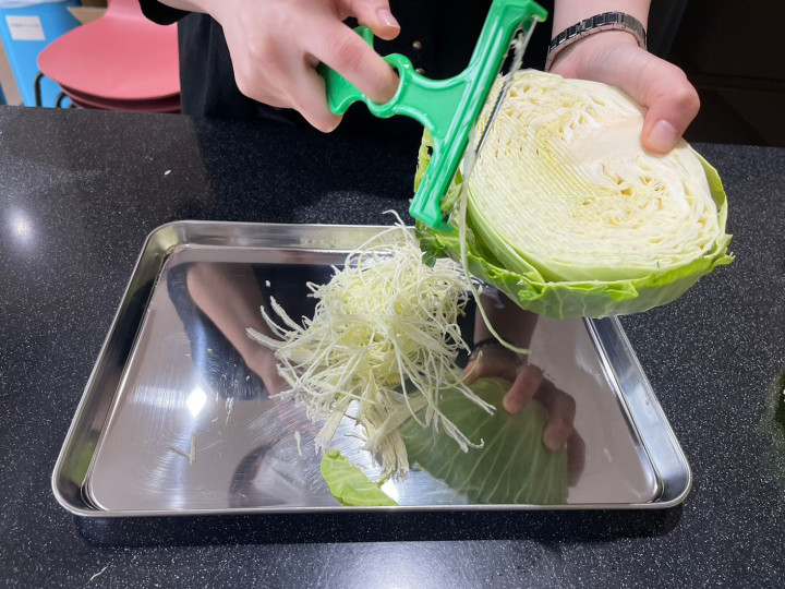 Effortlessly shred cabbage with our plastic slicer - Kitchen gadget –  pocoro