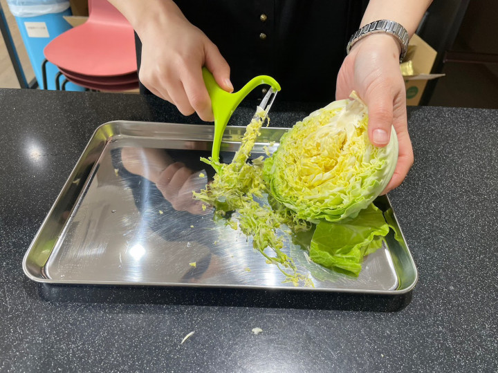 Effortlessly shred cabbage with our plastic slicer - Kitchen gadget –  pocoro