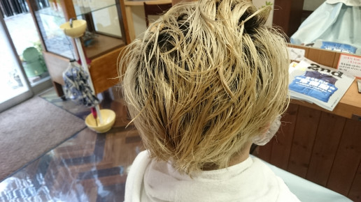ファイバープレックスを使ってワンブリーチでホワイトアッシュに Satoshi Motosawa Decohair ファイバープレックスを使ってワンブリーチでホワイトアッシュに Satoshi Motosawa Decohair