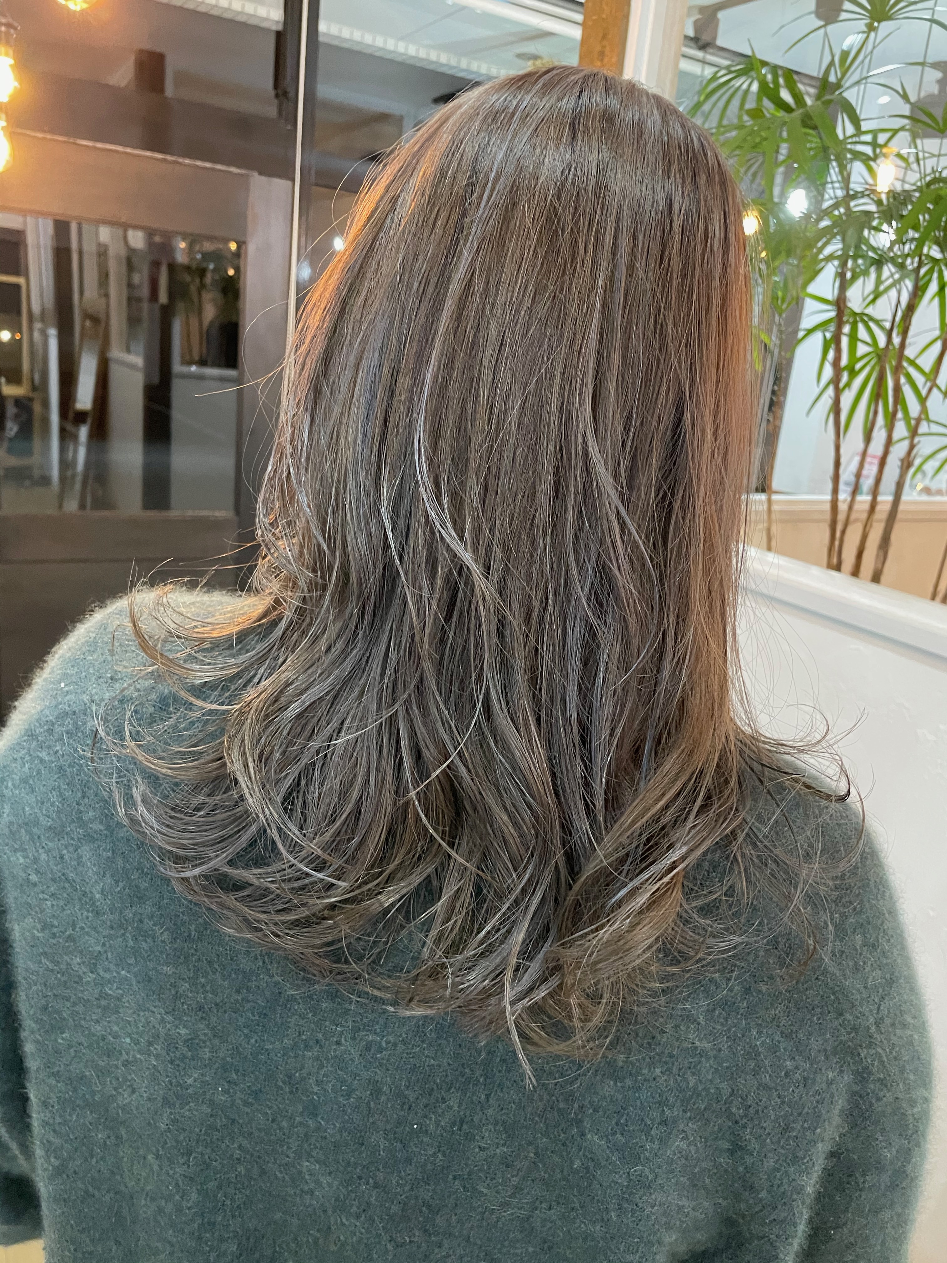 気になる白髪をカバーする大人女性のカラーは？ | HANDs