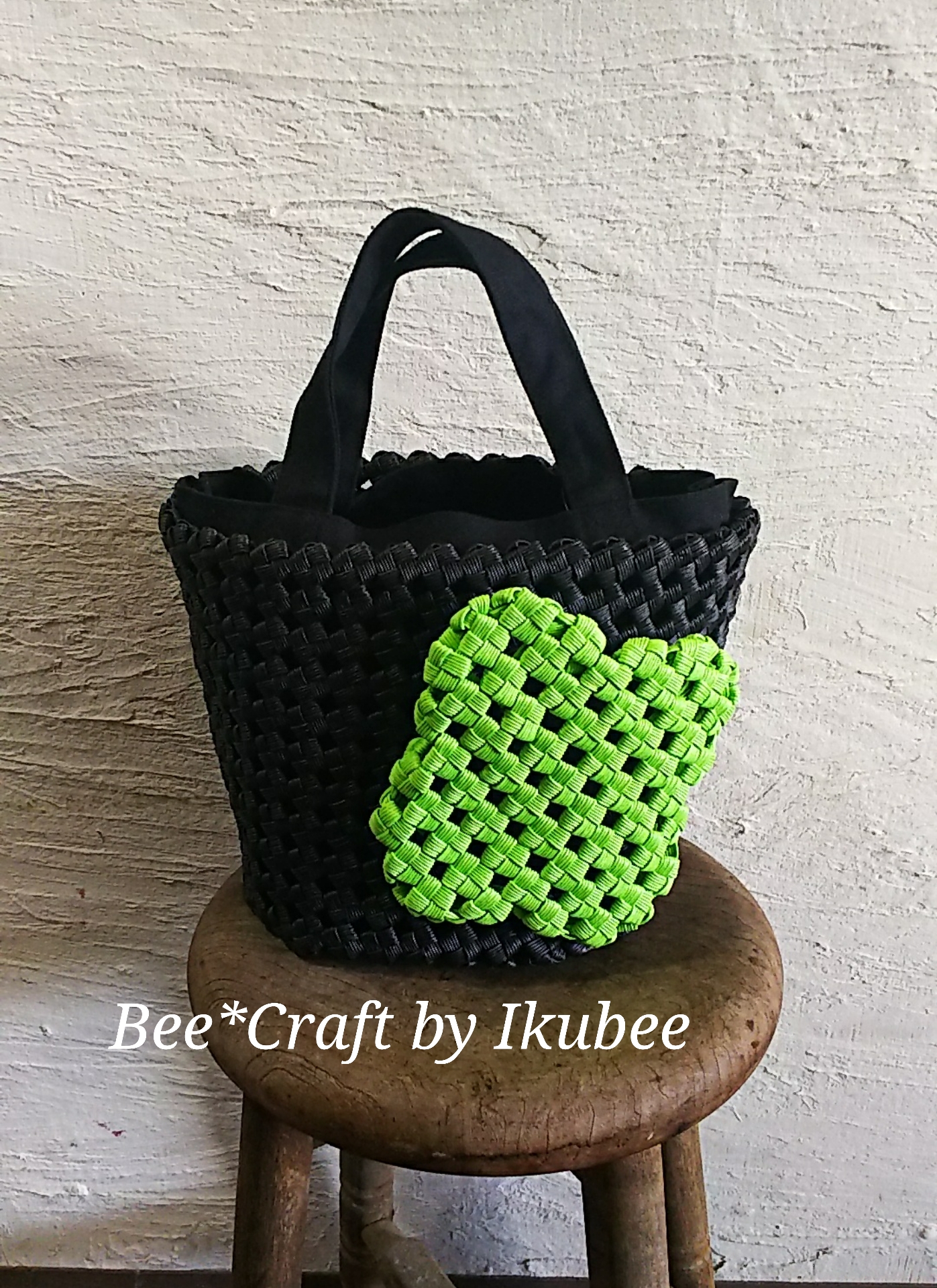 紙バンド・石畳編みの四つ葉ポケット付きバケツ型バッグ | Bee*Craft