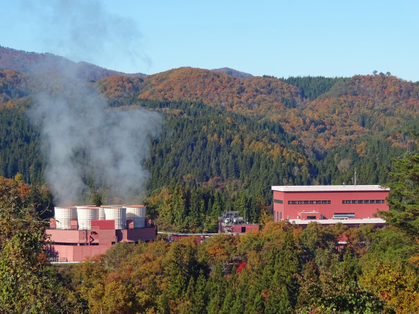 柳津町 柳津西山地熱発電所 19年 紅葉 次はいつ乗る 只見線