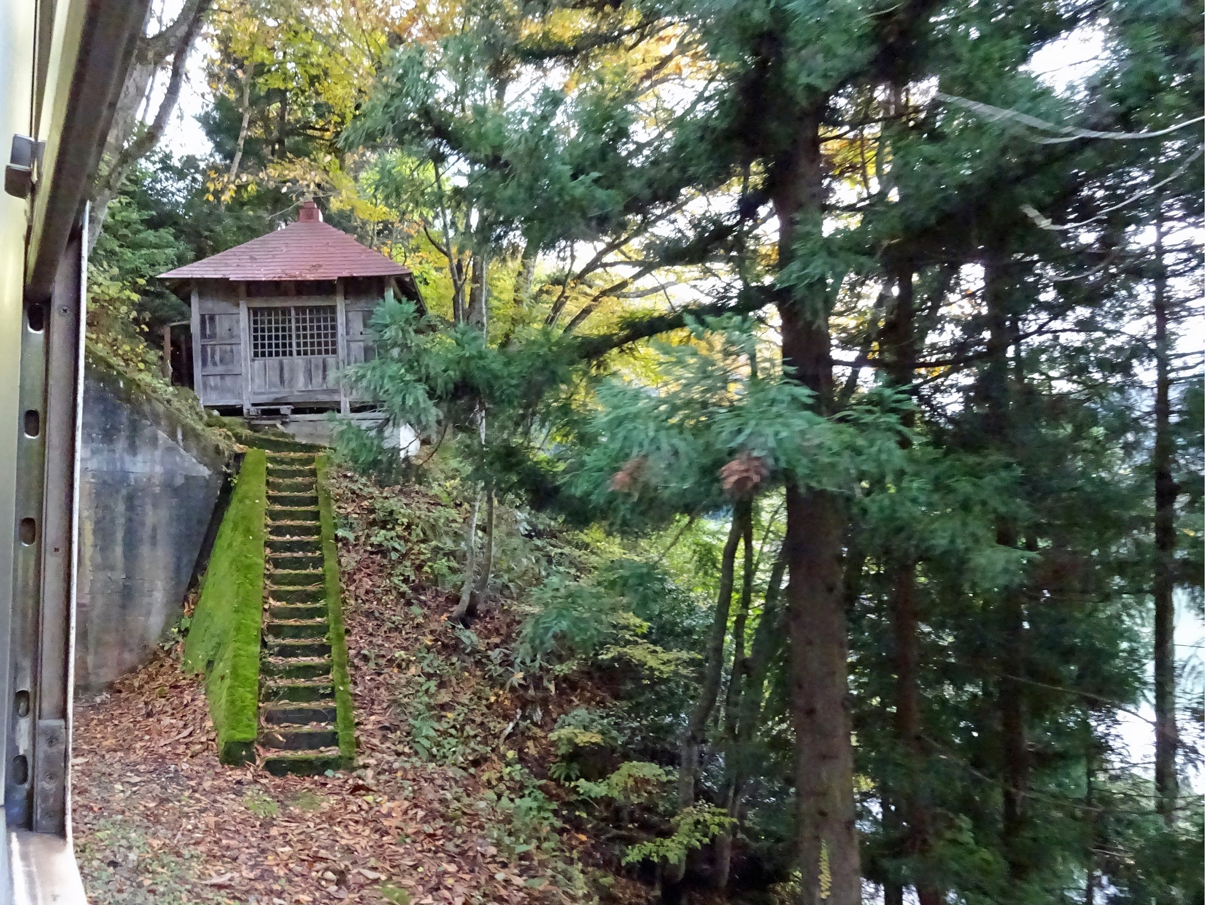 只見町「田子倉ダム」 2017年 紅葉 | 次はいつ乗る？ 只見線