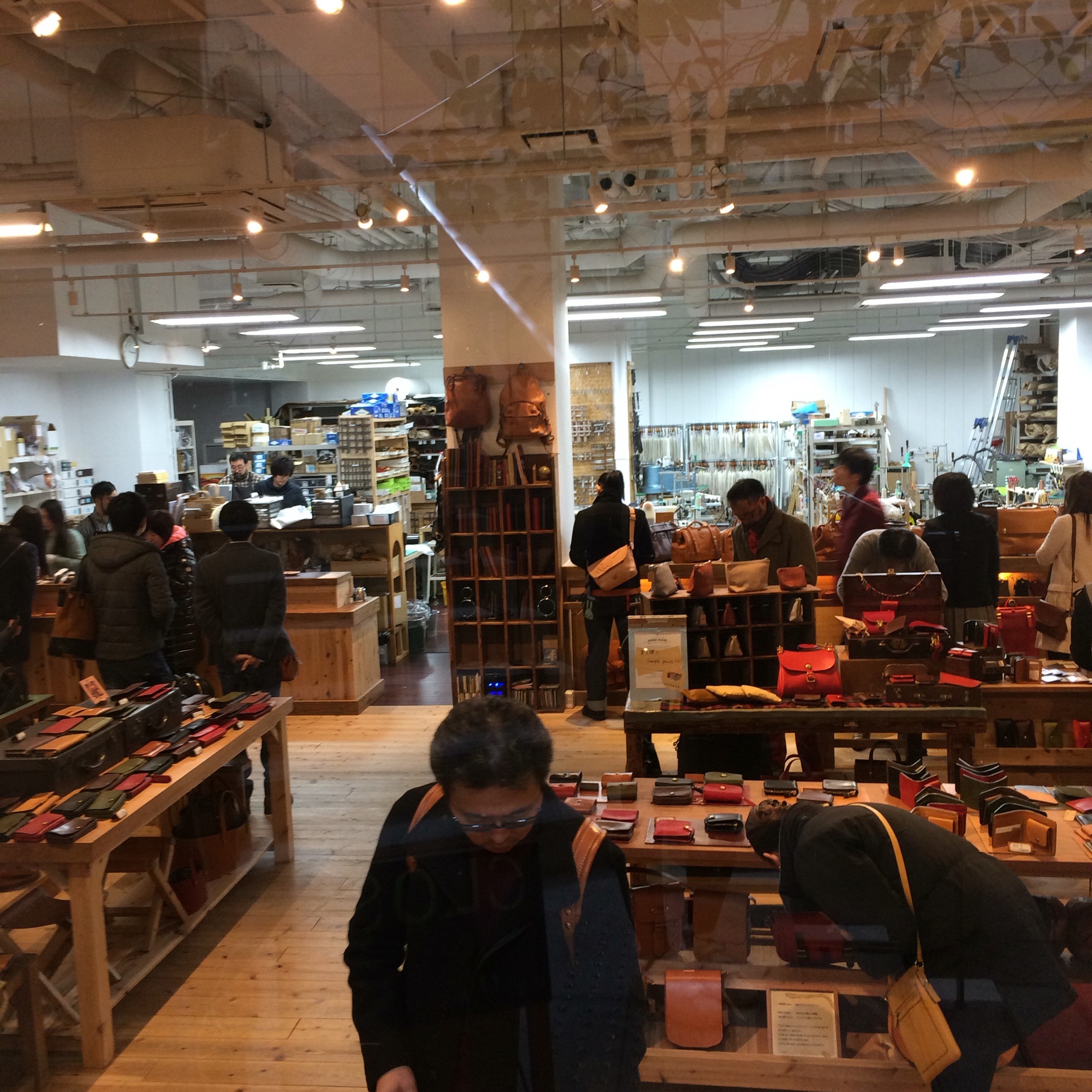 革好きにはたまらない！ 本革アイテムが揃うHERZ表参道本店に