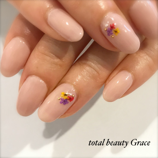 押し花がポイントなシンプルネイル 三条市 大人のジェルネイルサロンgrace グレイス