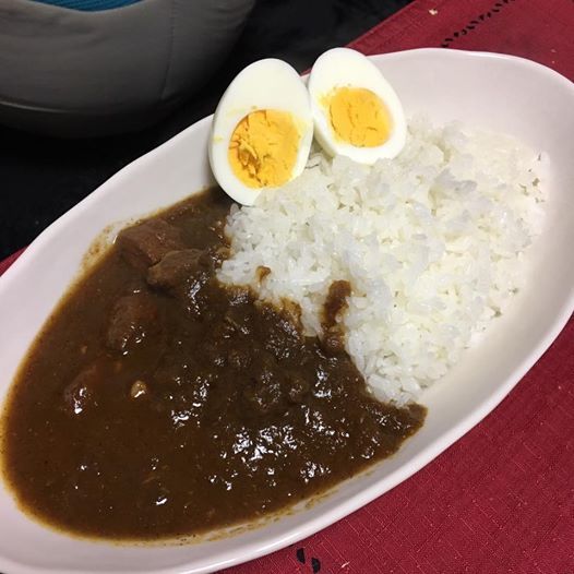 レトルトカレーをお湯ぽちゃで温める時に卵もお湯ぽちゃしてトッピングに 食べるクマモト 裏ブログ