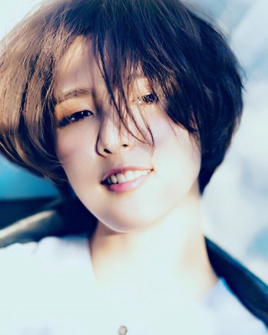 髪をショートに Shuuka Fujii Japan 髪をショートに Shuuka Fujii Japan