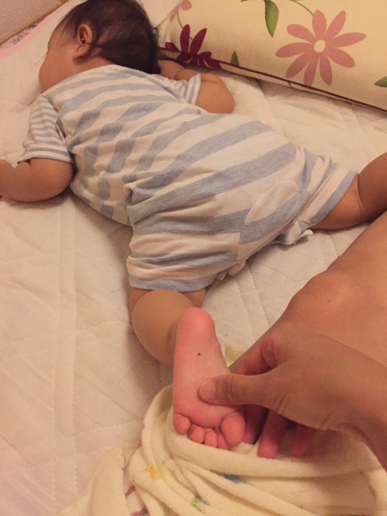 寒くなってきますね 赤ちゃんの冷たい足 寝る前に温めてあげましょう Babyphoto Babymassage Firstsignあかちゃん Iizuka