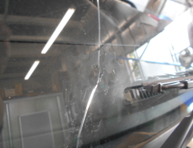 日野・デュトロ（ＸＺＣ６０５）飛び石によるフロントガラス交換事例 | ジャパンオートガラス