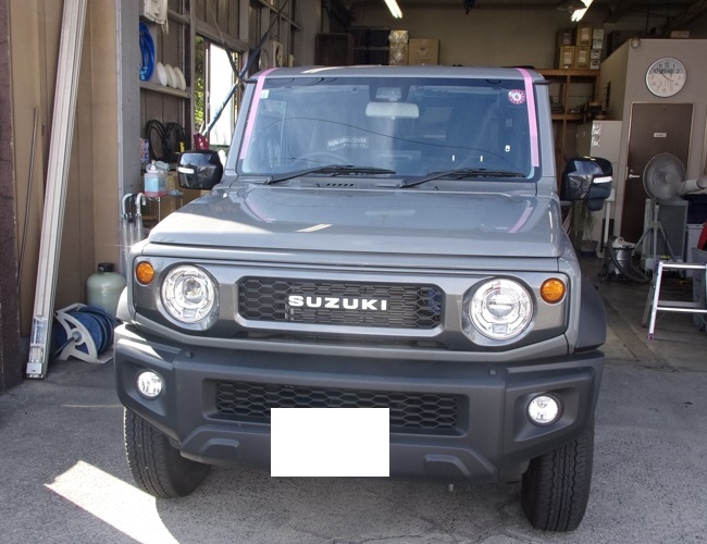 スズキ・ジムニーシエラ（JB74W）飛び石によるフロント