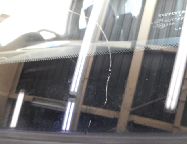 トヨタ・ブレイド(AZE156)飛び石によるフロントガラス交換事例