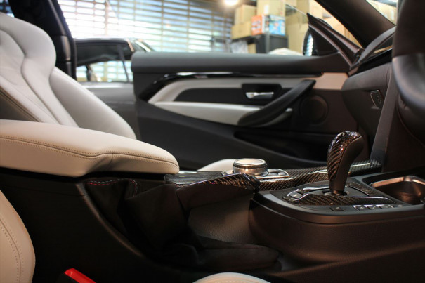 M4 ホワイトレザーシート デニムの汚れが これは間違いなくシートコーティング案件でございましょう アクセスエボリューション用賀店 カーコーティング カーメンテナンスの専門店