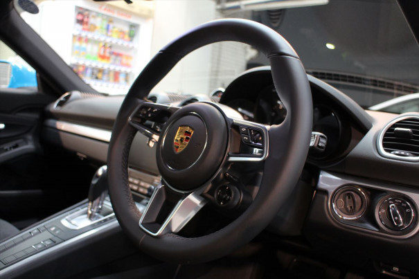 ひとめぼれしちゃう 素敵カラーなporsche Caymanにコーティングfullコース アクセスエボリューション用賀店 カーコーティング カーメンテナンスの専門店