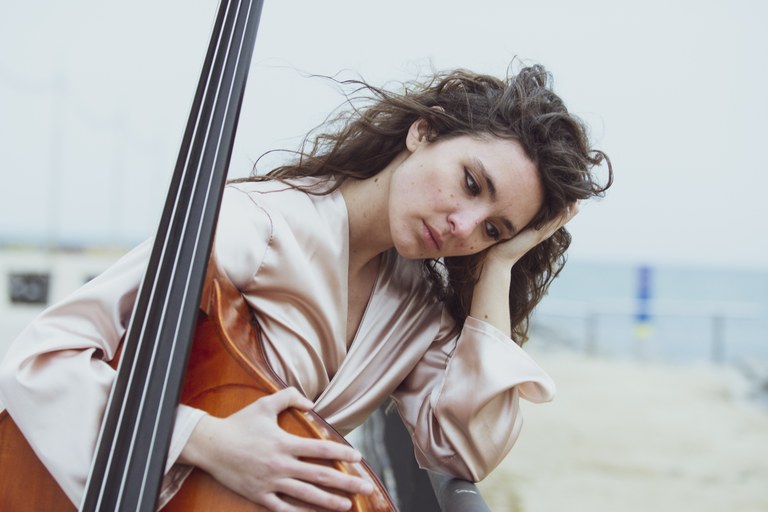 スペインのダブルベース奏者でシンガー・ソングライターでもある