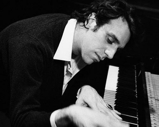 奇才音楽家【Chilly Gonzales】がダフト・パンクやウィーザー、ドレイクのメドレーなどピアノカバーした作品集が初CD化！ | more  records