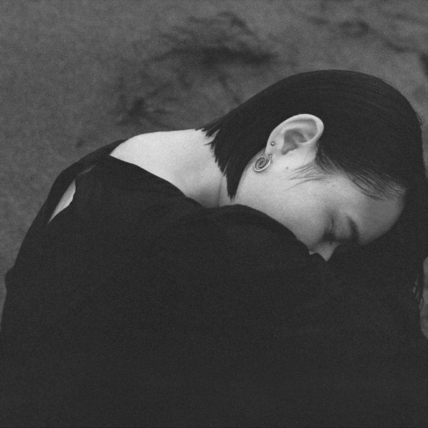 噂のシンガーソングライター、米山ミサのソロ・ユニット【浮】の