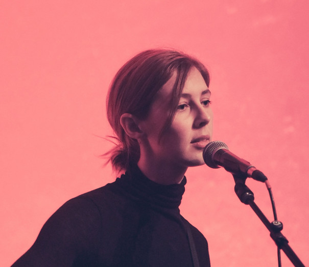 ポストパンクやトリップホップを内包したダークでミニマルなメランコリック ゴースト サウンド シンセ女子 Carla Dal Forno 待望の2ndアルバム More Records