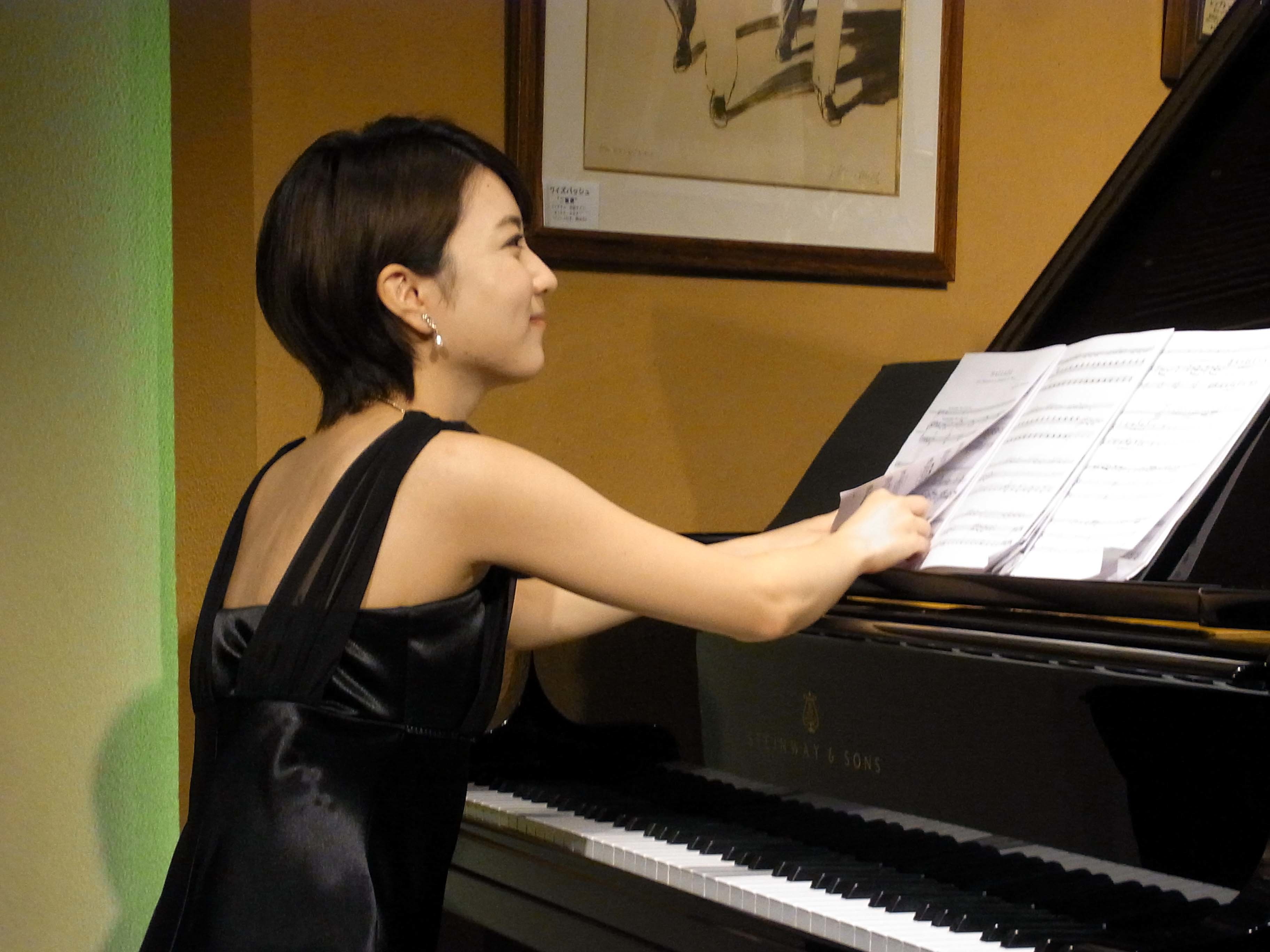 稀少　ビンテージＪ.Mares チェコ ボヘミアンガラス　ピアノ演奏者 恵比寿で、前島七菜子さんが出演された演奏会に参加しました