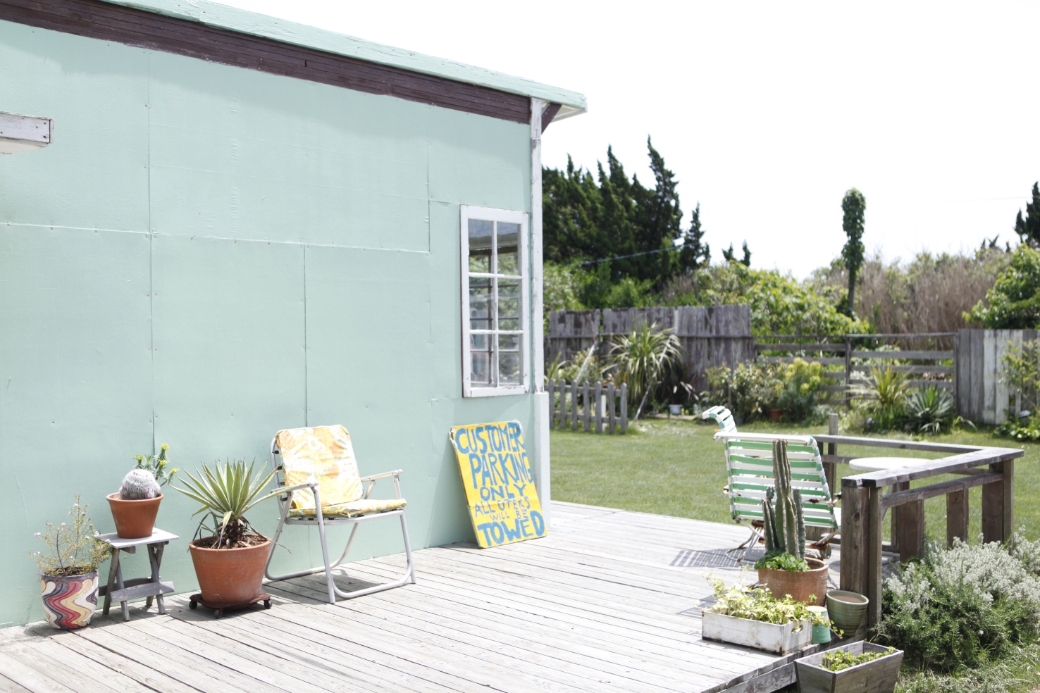 HOUSE 646 庭 芝生と木製デッキの屋外空間