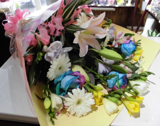 ホワイトデーにレインボーローズを使った花束 群馬県前橋市の花屋 Flowershopはなせんwebsite