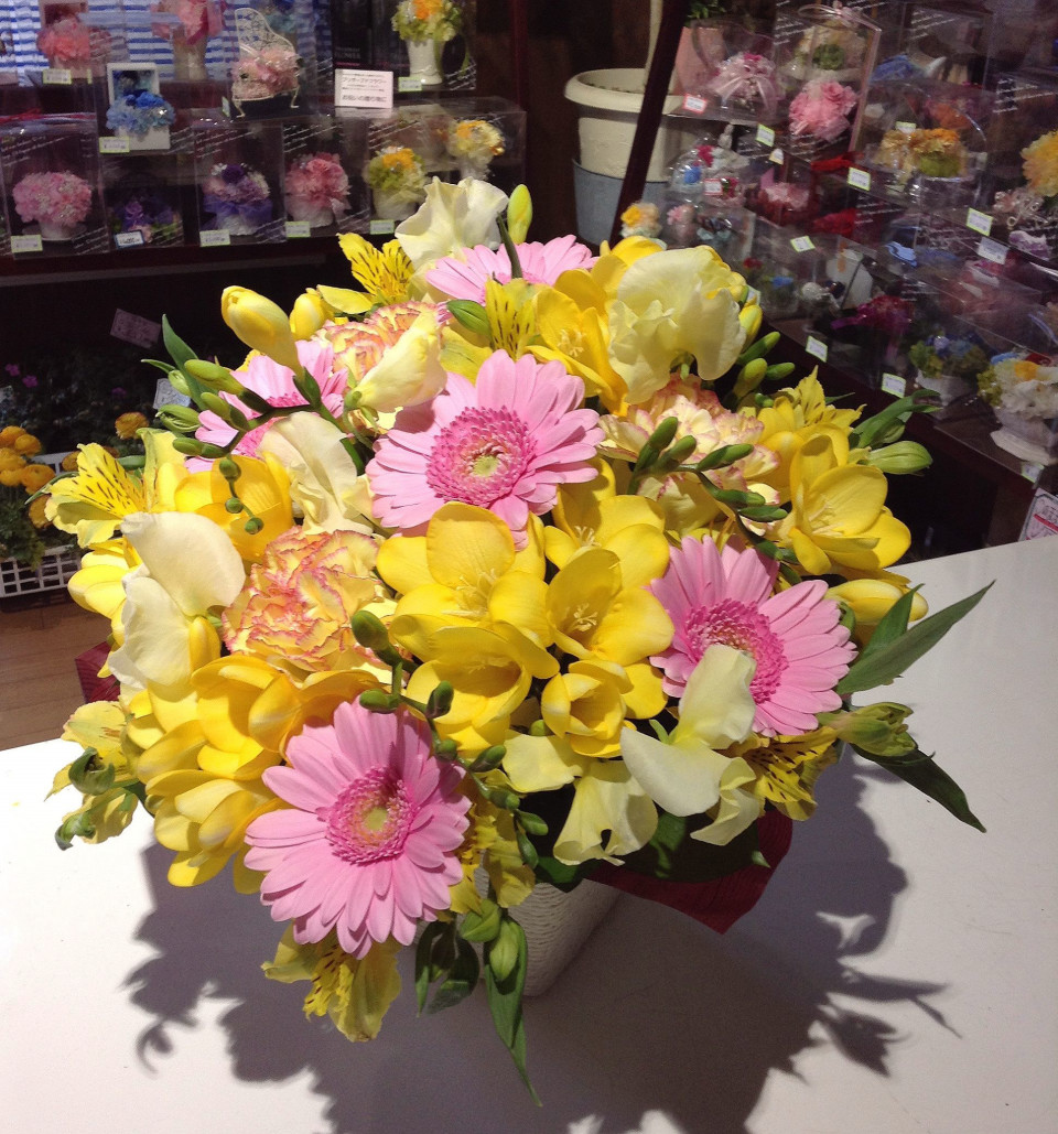 黄色のフリージアにピンクのガーベラのお誕生日のフラワーアレンジメント。 | 群馬県前橋市の花屋 FlowerShopはなせんWEBSITE