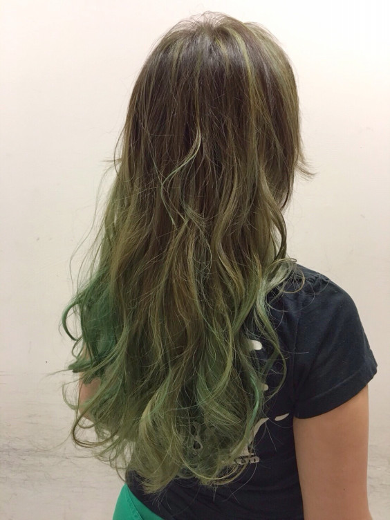 マットグリーンのハイライトグラデーションカラー Allys Hair Aya S Ownd マットグリーンのハイライトグラデーションカラー Allys Hair Aya S Ownd