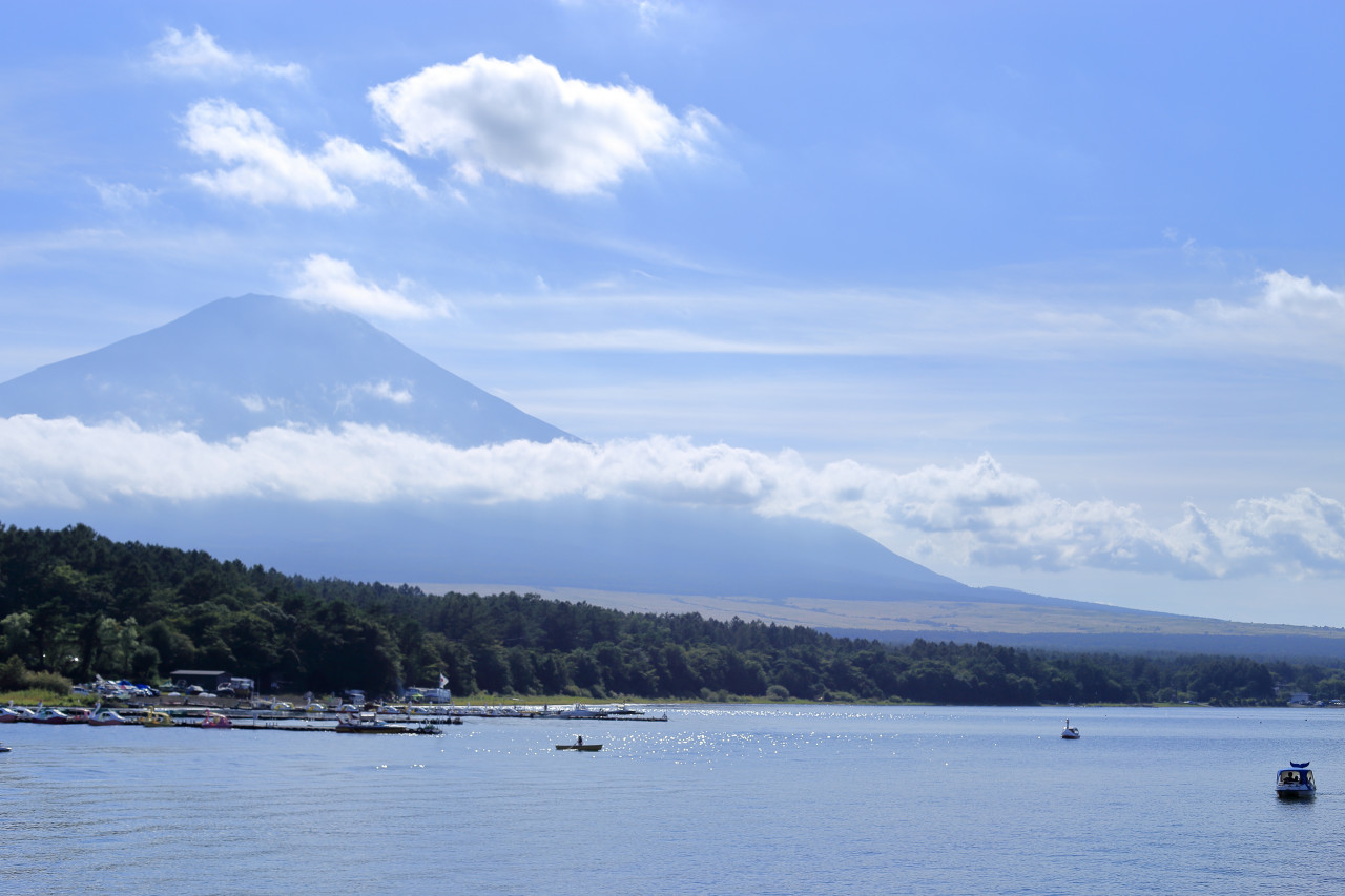 山中湖と富士山の風景
