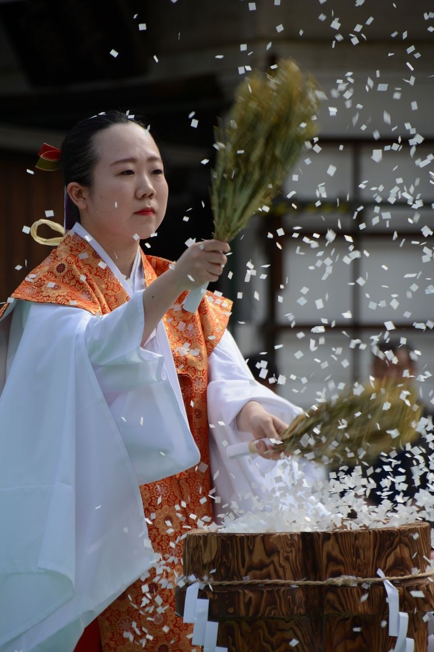 巫女 浪速神楽 花湯 | KOBE MEET TRIP