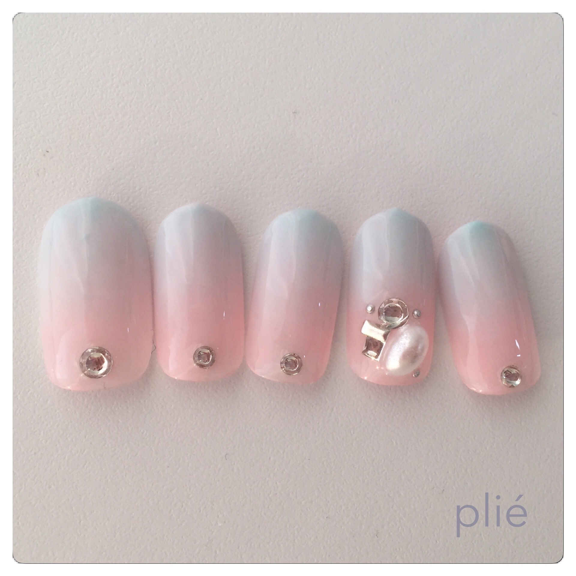 ピンク アイスブルーのニュアンスネイル Plie Nail