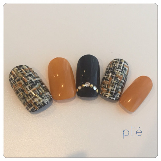 ブラック キャメルのツイードネイル Plie Nail