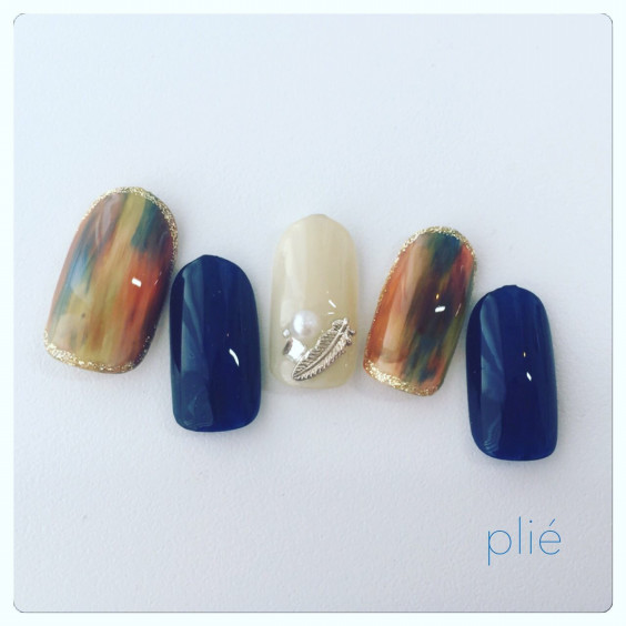 ニュアンスラインのフェザーネイル Plie Nail