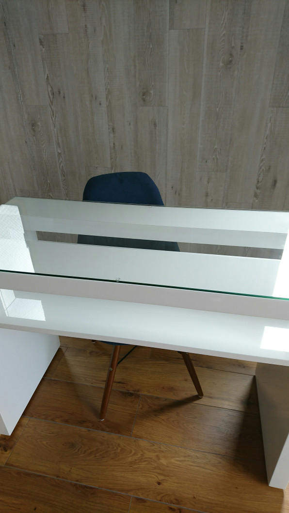 テーブルとチェア Nails Earth ネイルズ アース 恵比寿店