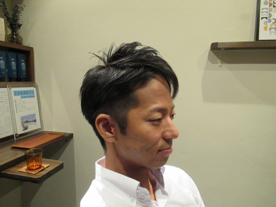 ３０代 前髪を流して短くしすぎない社会人さんのヘアスタイル 京都 理容室snug Barber Snug