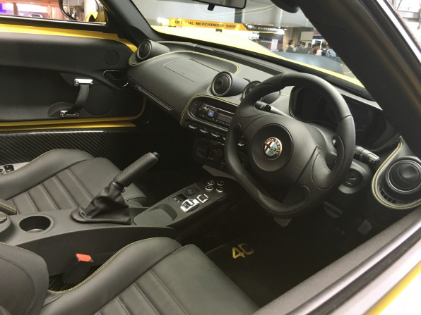 Alfa Romeo 4c Spider 張替え ｈａｒｕｙａ