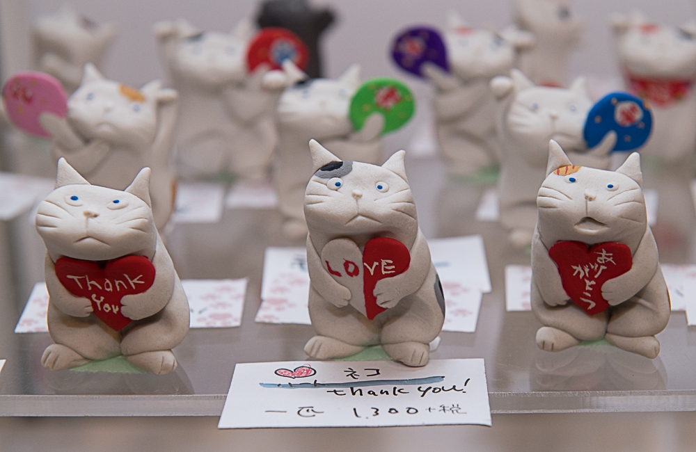 大人気作家　ネコさん 地元の超人気作家 半澤さん登場 | 猫の雑貨屋 もくれん