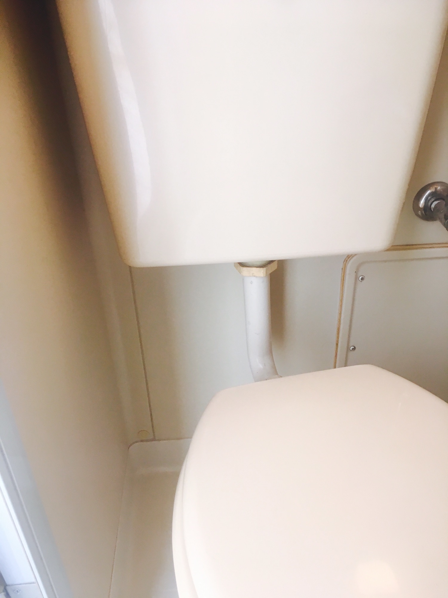 【トイレ水漏れ】水を流すと、タンクの下側からポタポタと水が漏れる... ～湘南住宅サービスのリフォームブログ