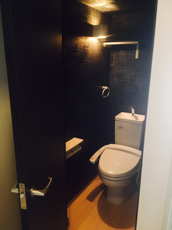 壁クロス 壁紙 カッコいいクロス トイレ雰囲気をホテルのような格好よさに 湘南住宅サービスのリフォームブログ 藤沢市のリフォーム 住宅メンテナンス会社