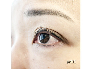 まつ毛を根元から立ち上げることで 若返り効果が Petit Eyebeauty